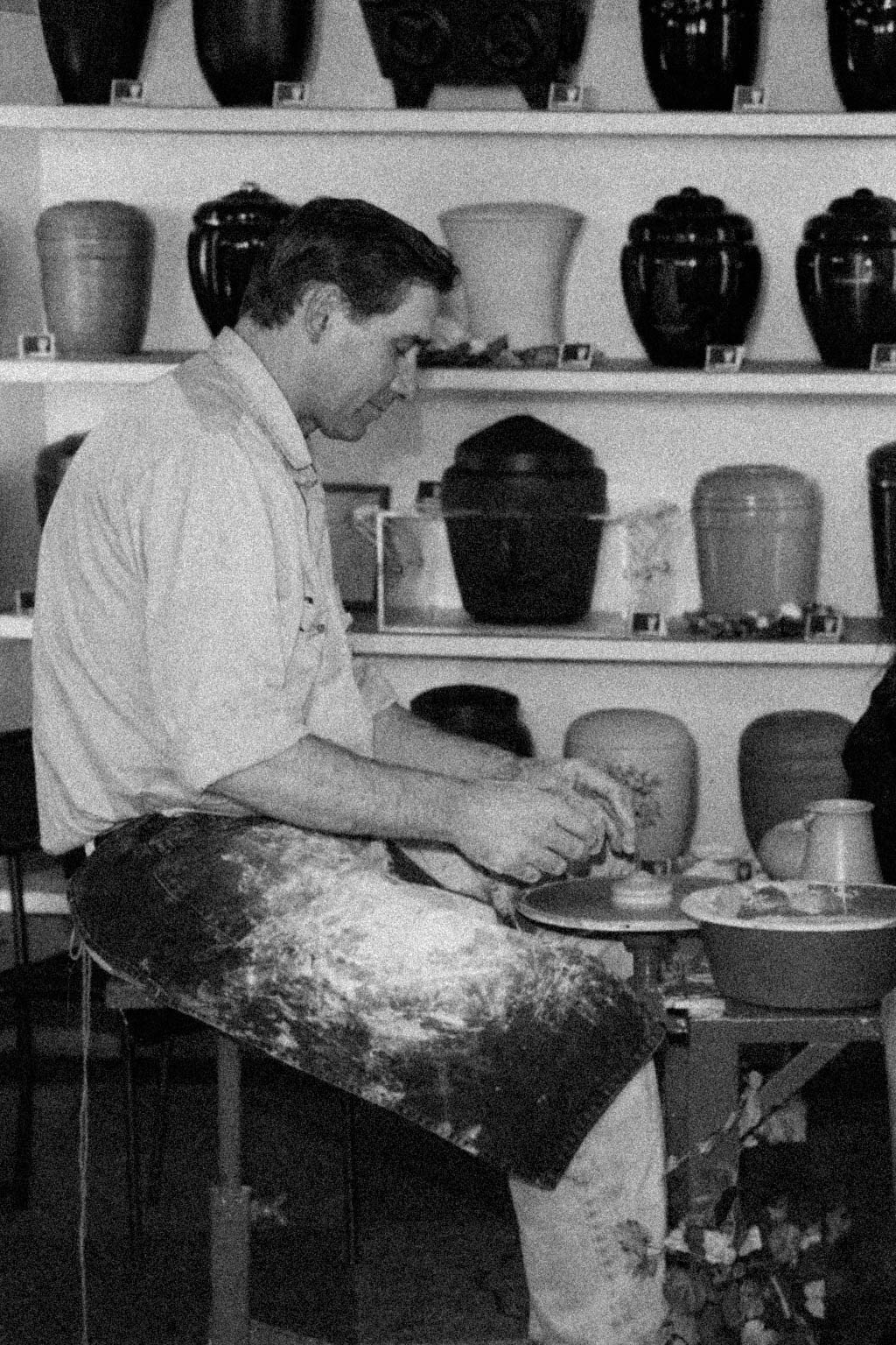 Von Hand gefertigte Urnen auf der Messe