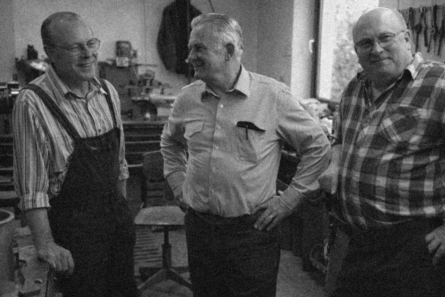 Willibald Völsing im Gespräch mit zwei Mitarbeitern